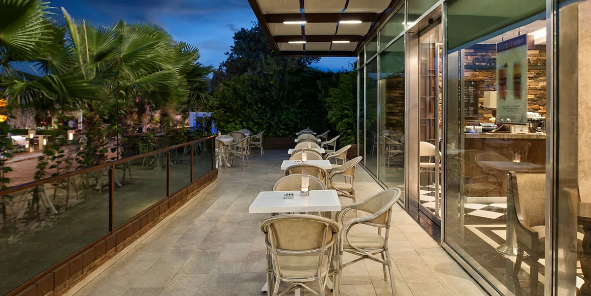 RESTAURANTS & BAR