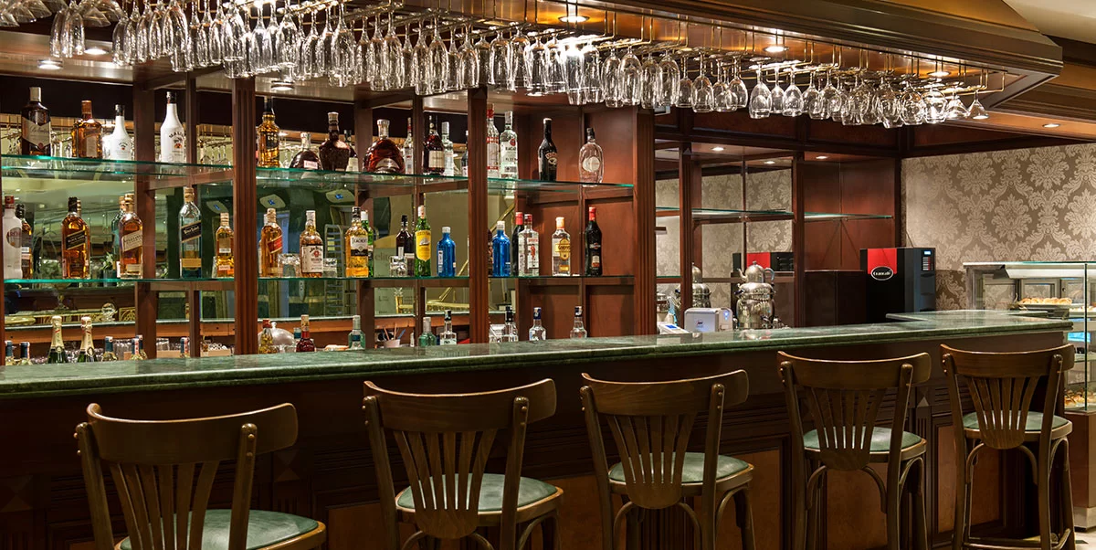 Restaurants & Bar