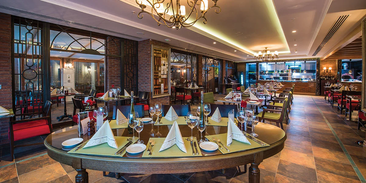 Restaurant & Bar
