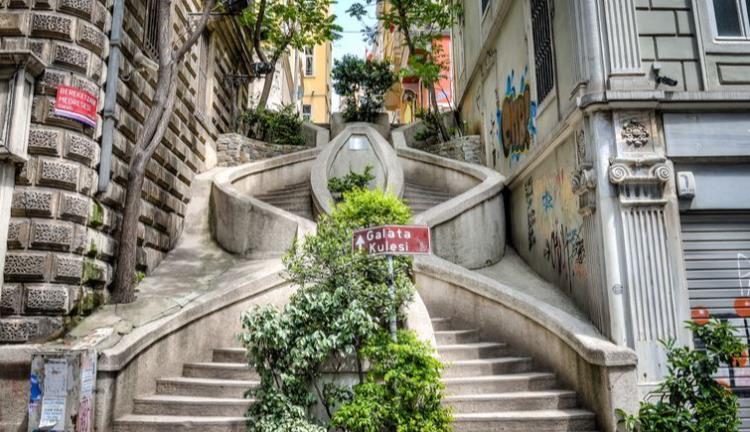 İstanbul Fotoğraflarının Vazgeçilmez Noktası Kamondo Merdivenleri