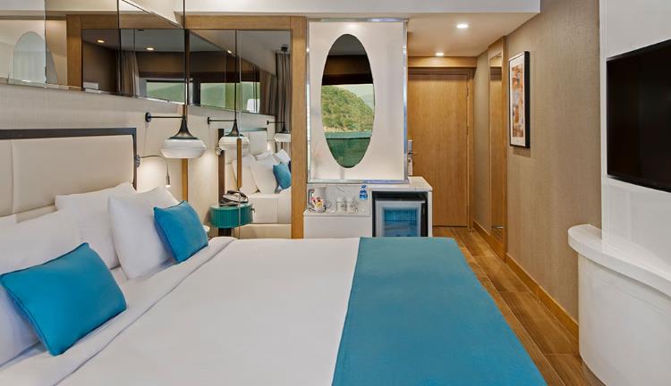 SUPERIOR ROOM WITH QUEEN SIZE BED