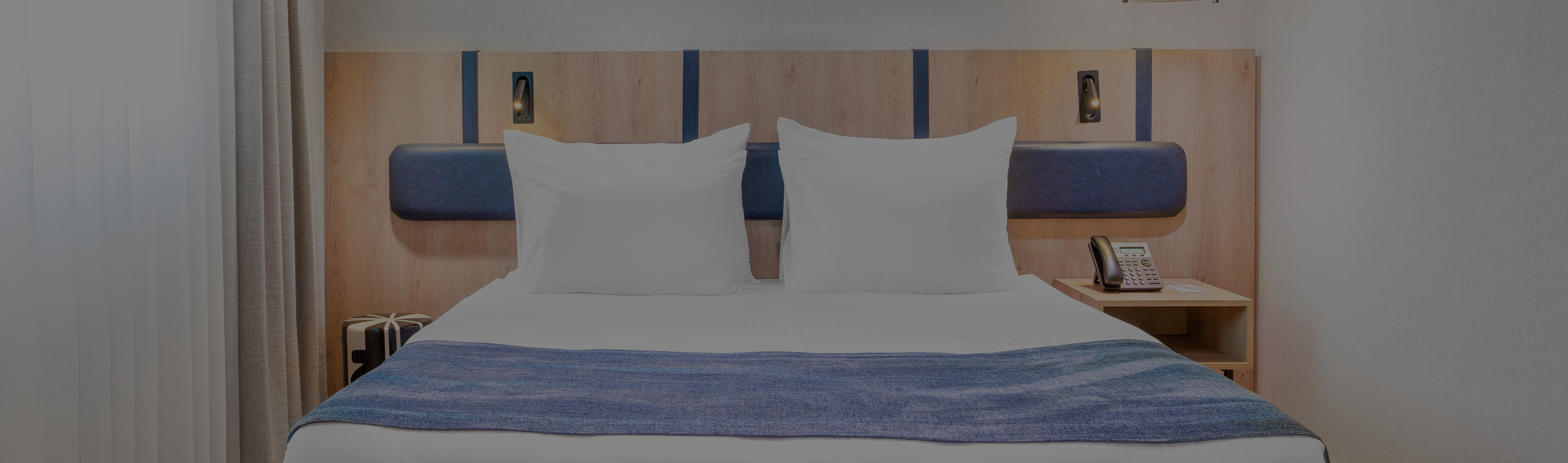 FAMILY ROOM WITH 1 QUEEN BED + 2 SINGLE BED - 2 ROOMS