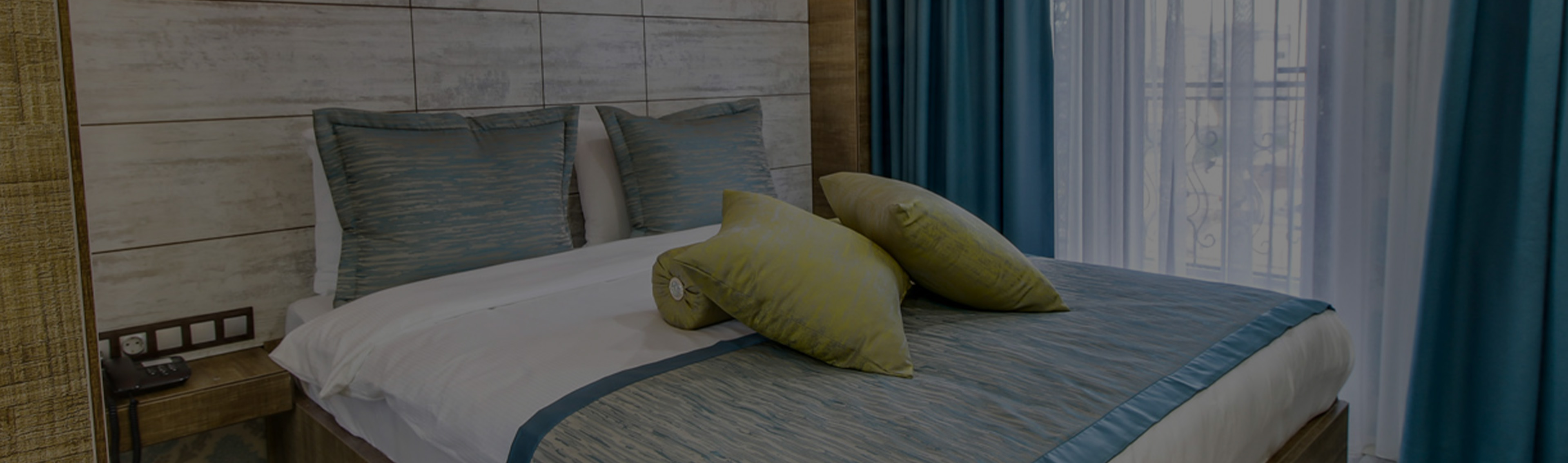 TRENDY ROOM WITH QUEEN SIZE BED
