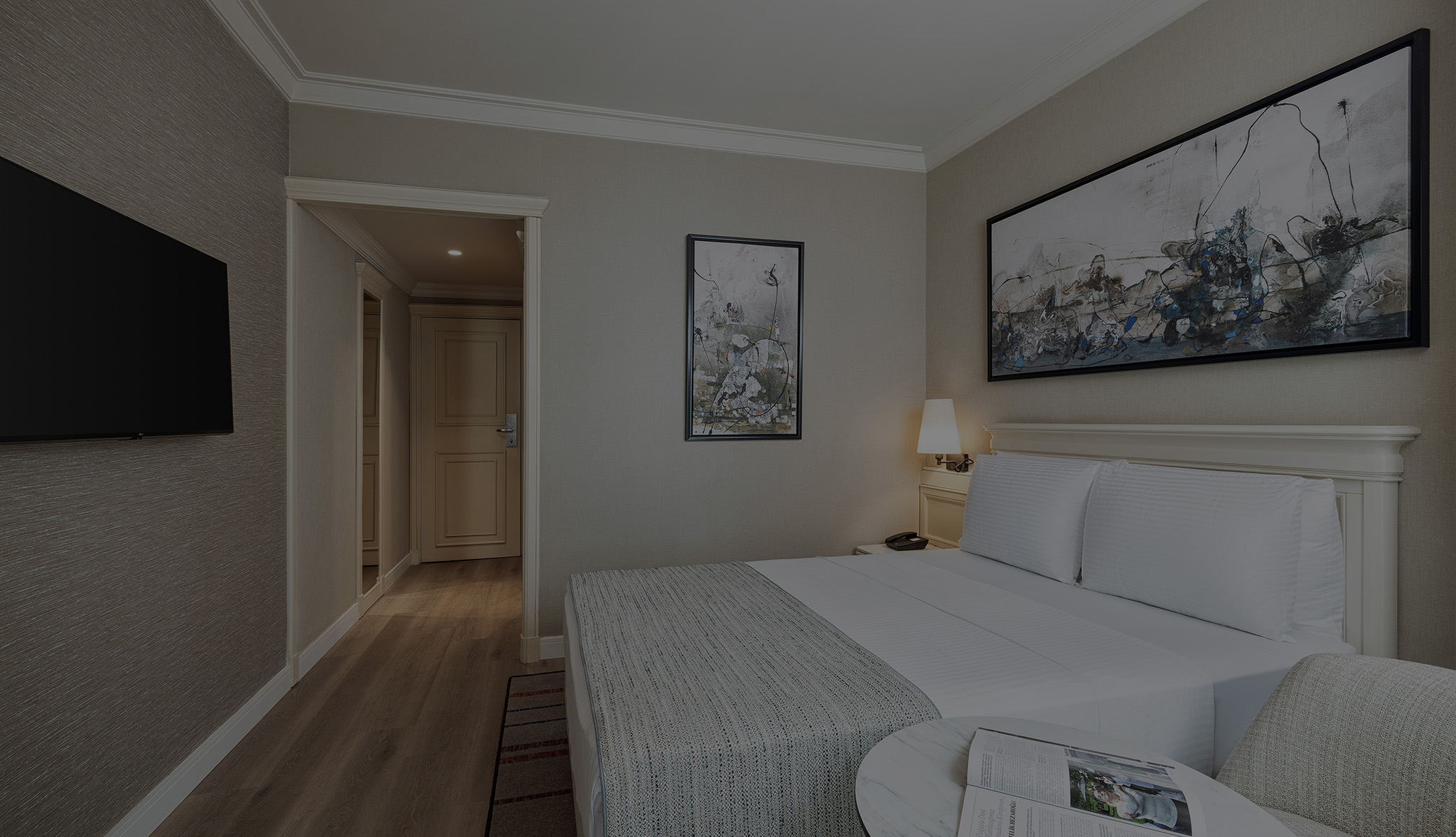 TRENDY ROOM WITH QUEEN SIZE BED 