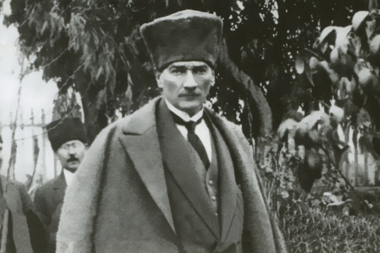 Sonsuza Kadar Özlem ve Minnetle: 10 Kasım’ın Anlamı ve Kalplere Kazınan Anlar