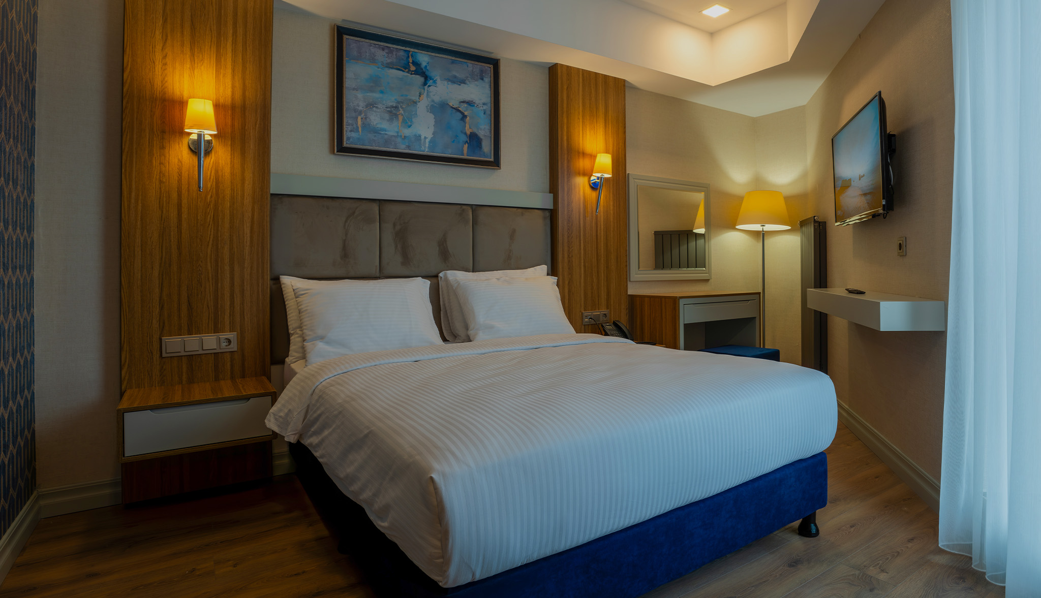 TRENDY ROOM WITH QUEEN SIZE BED