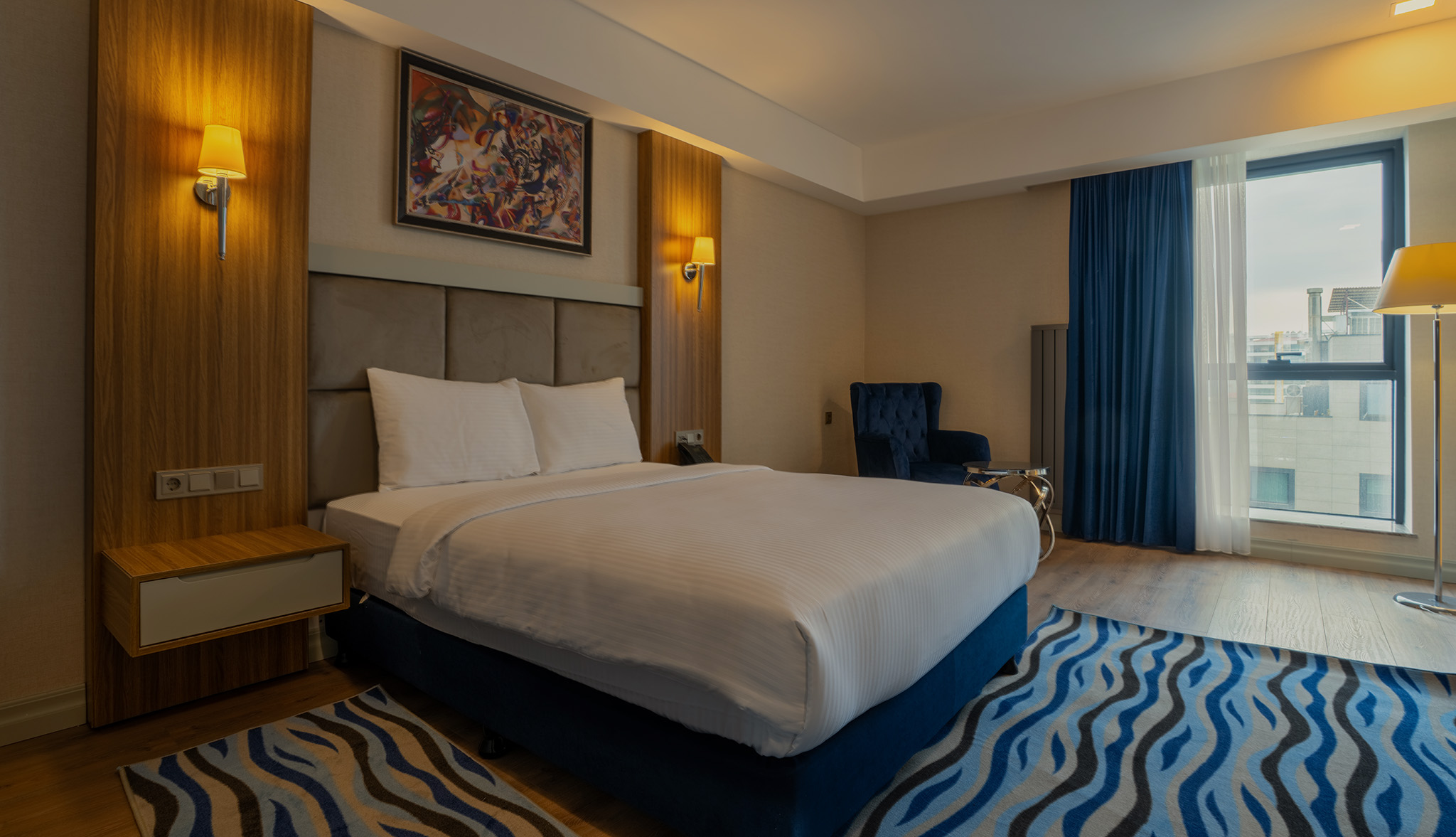 SUITE WITH QUEEN SIZE BED