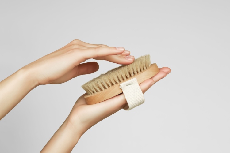 BODY CARE THROUGH THE DRY BRUSHING TECHNIQUE… THE ENHANCED BENEFITS OF USING A HORSEHAIR BRUSH