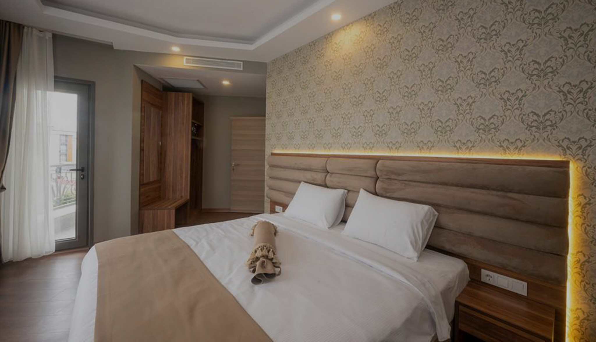 SUITE WITH QUEEN SIZE BED