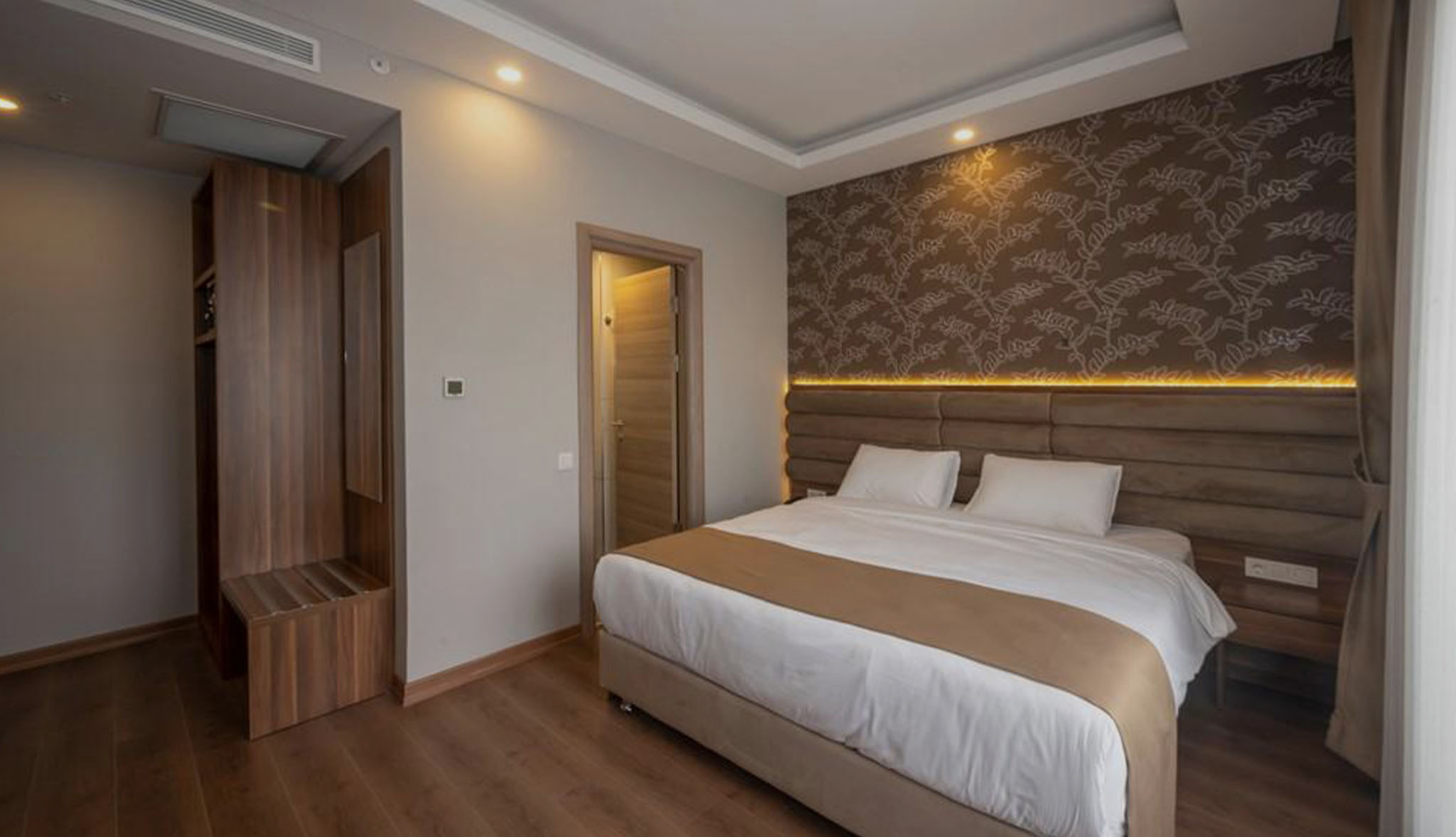 DELUXE ROOM WITH QUEEN SIZE BED