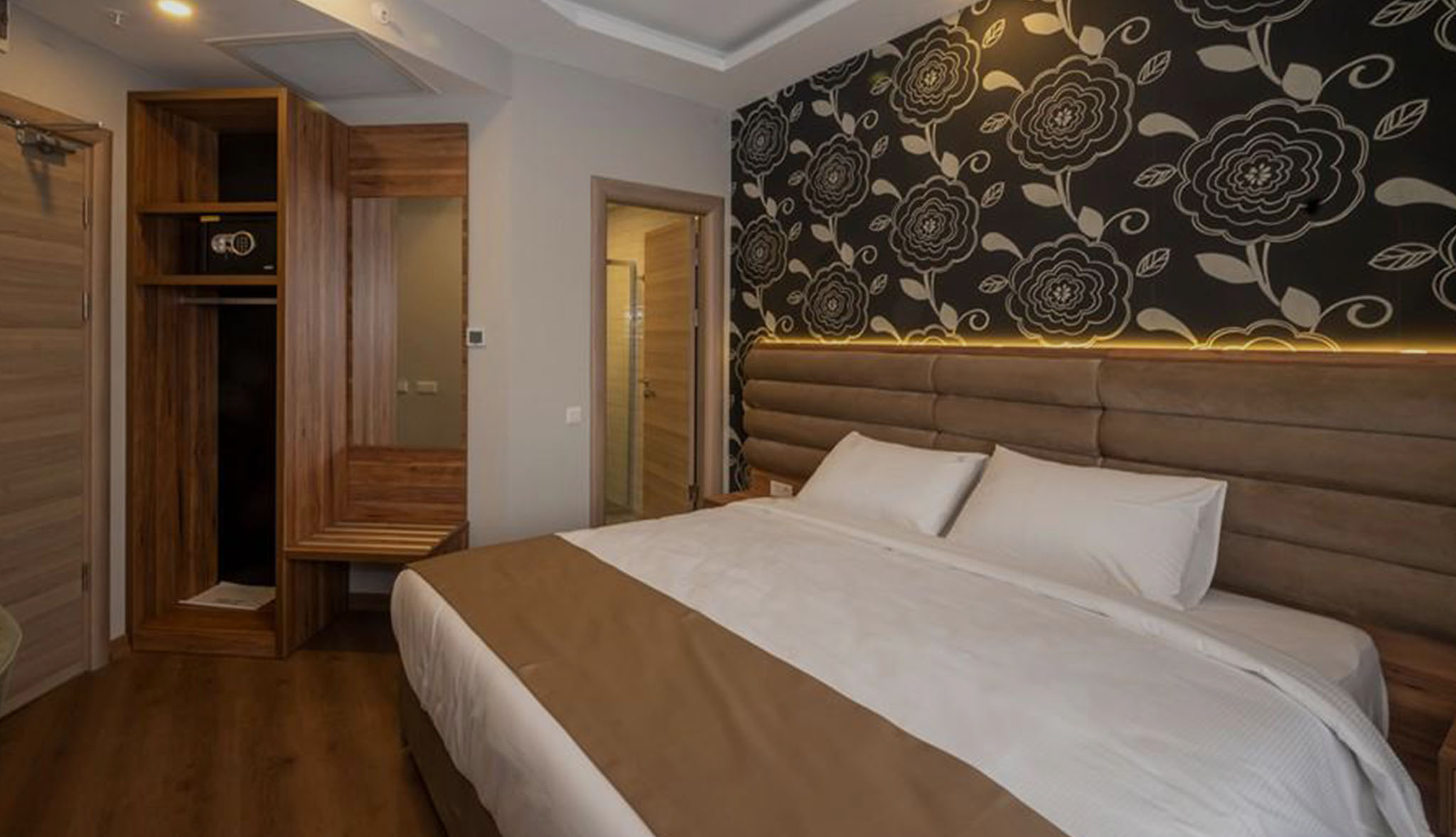 TRENDY ROOM WITH QUEEN SIZE BED