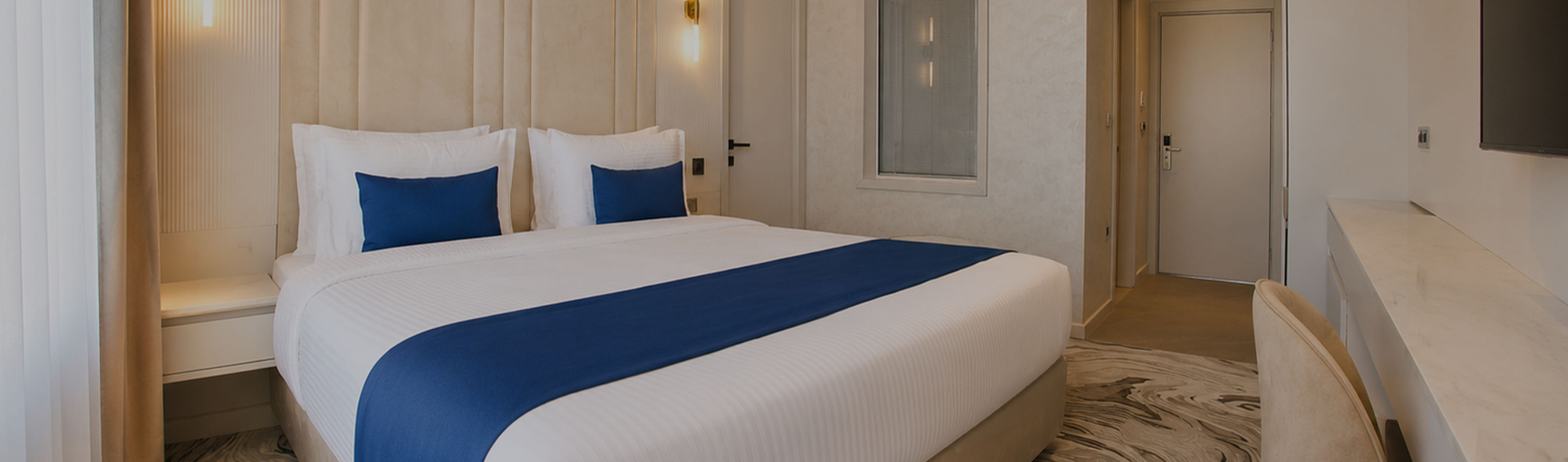 SUPERIOR ROOM – KING BED WITH BALCONY
