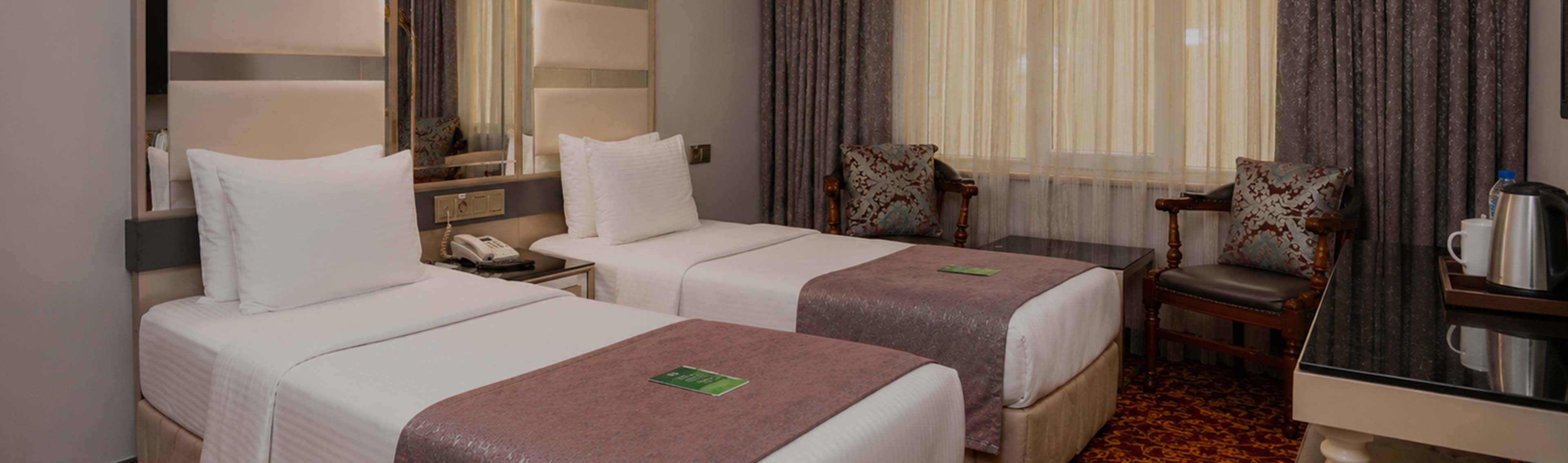 TRENDY ROOM WITH 2 SINGLE BEDS	