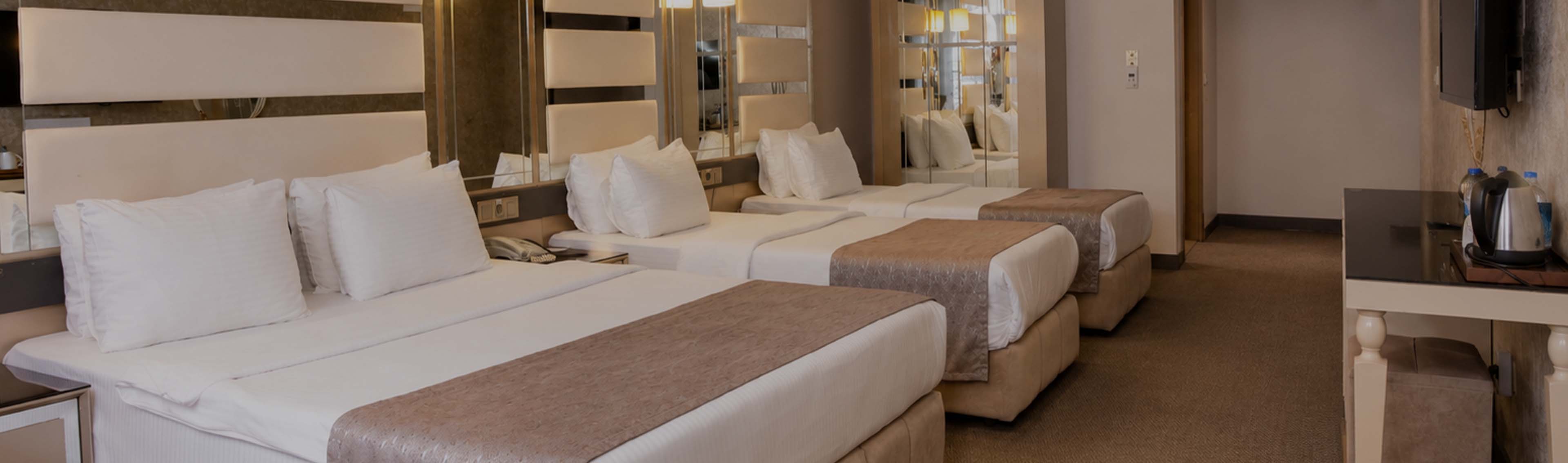 FAMILY ROOM WITH 1 KING SIZE & 2 SINGLE BEDS 