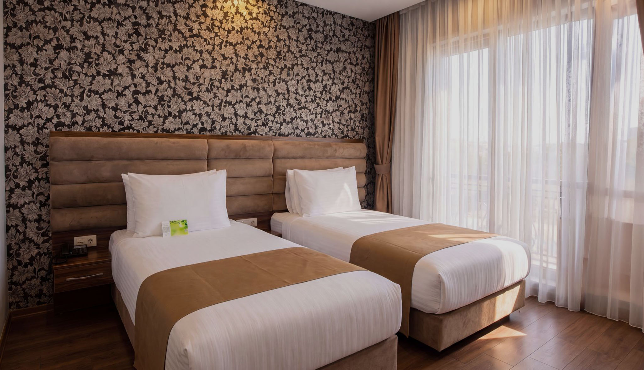 TRENDY ROOM WITH 2 SINGLE BEDS