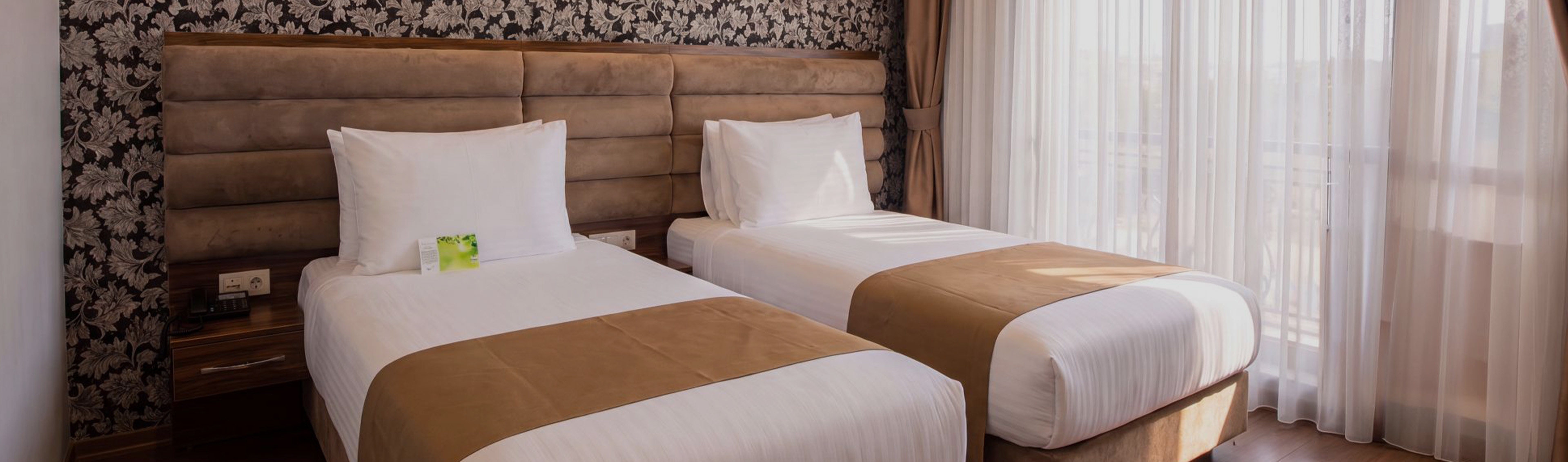 TRENDY ROOM WITH 2 SINGLE BEDS