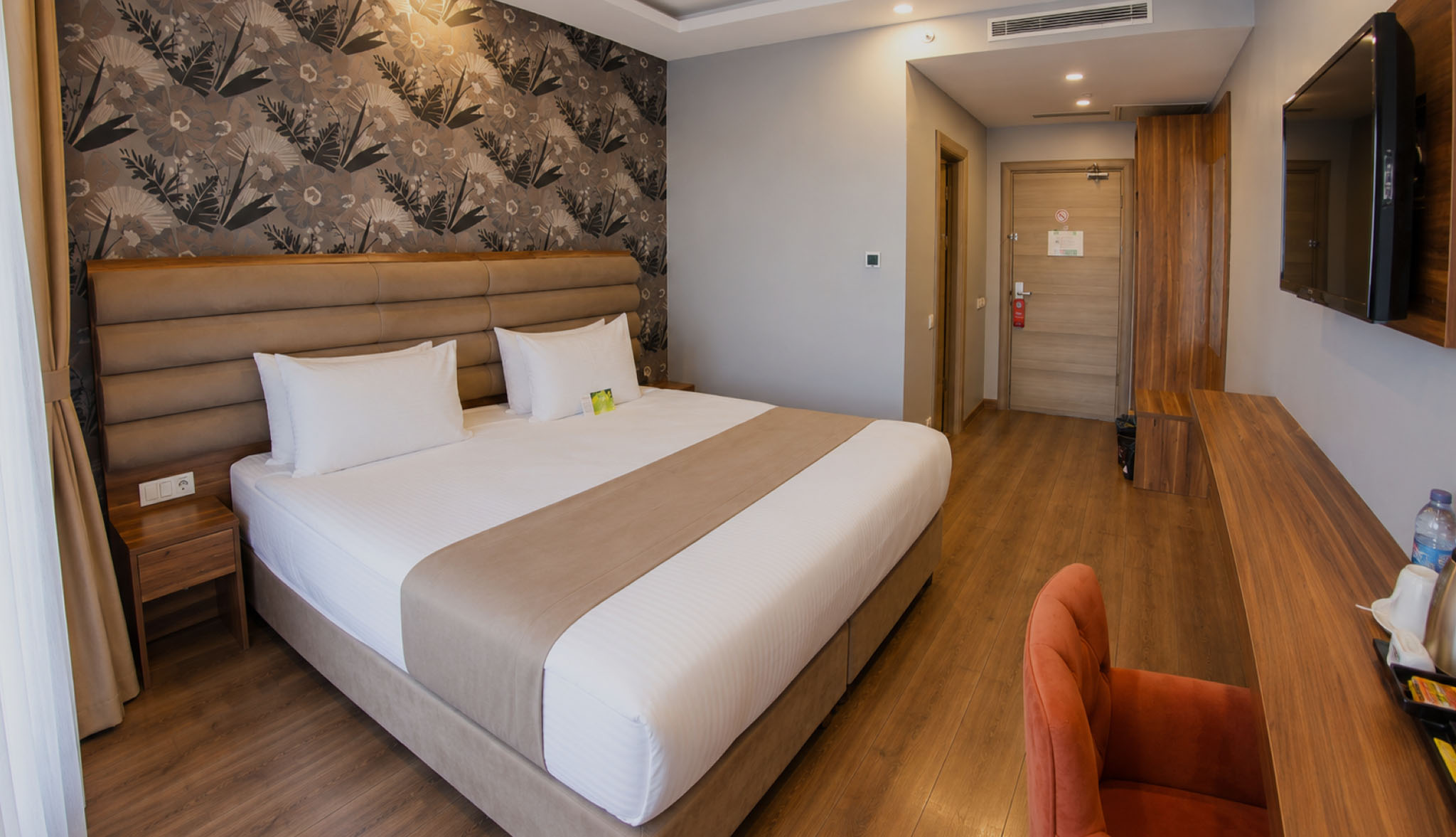 TRENDY ROOM WITH QUEEN SIZE BED