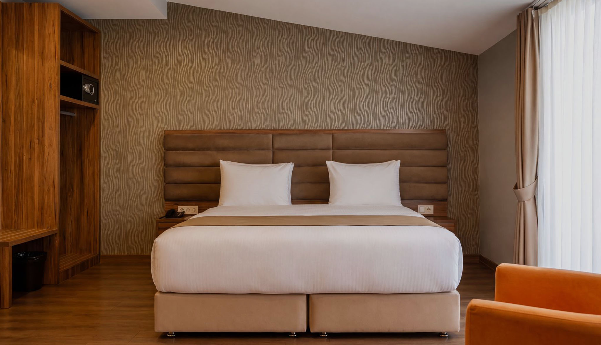 DELUXE ROOM WITH QUEEN SIZE BED
