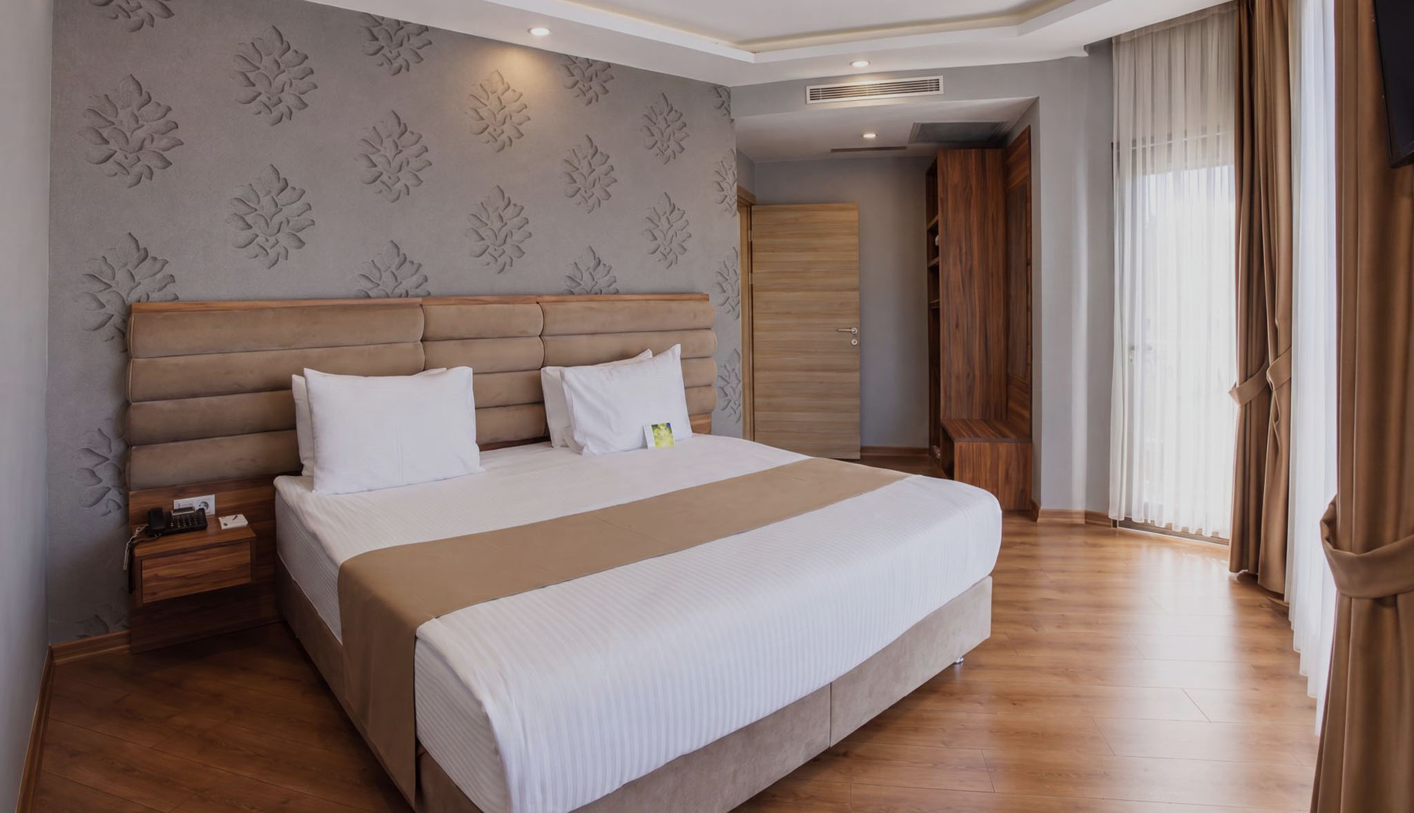 SUITE WITH QUEEN SIZE BED