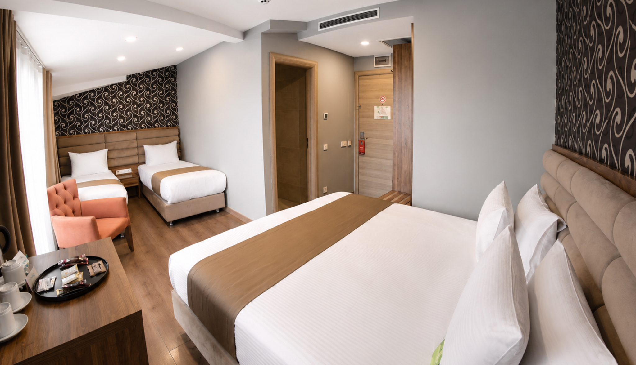 TRENDY ROOM WITH 1 KING + 2 SINGLE BED 