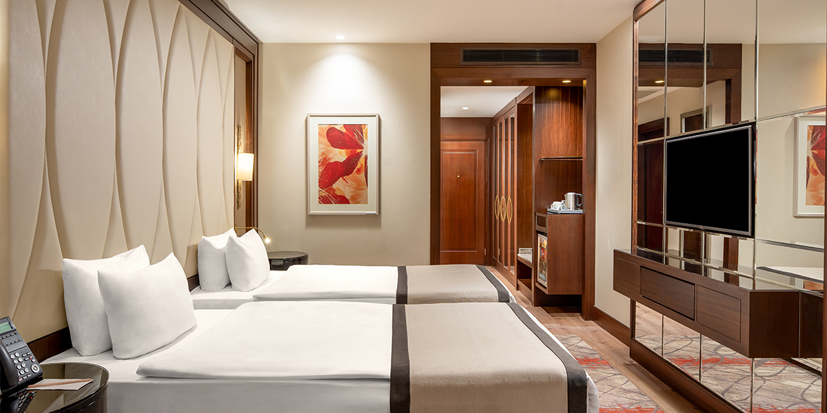 DELUXE ROOM WITH 2 SINGLE BEDS