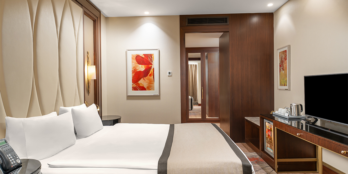 TRENDY ROOM WITH QUEEN SIZE BED