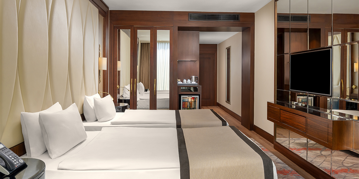 SUPERIOR ROOM WITH 2 SINGLE BEDS 