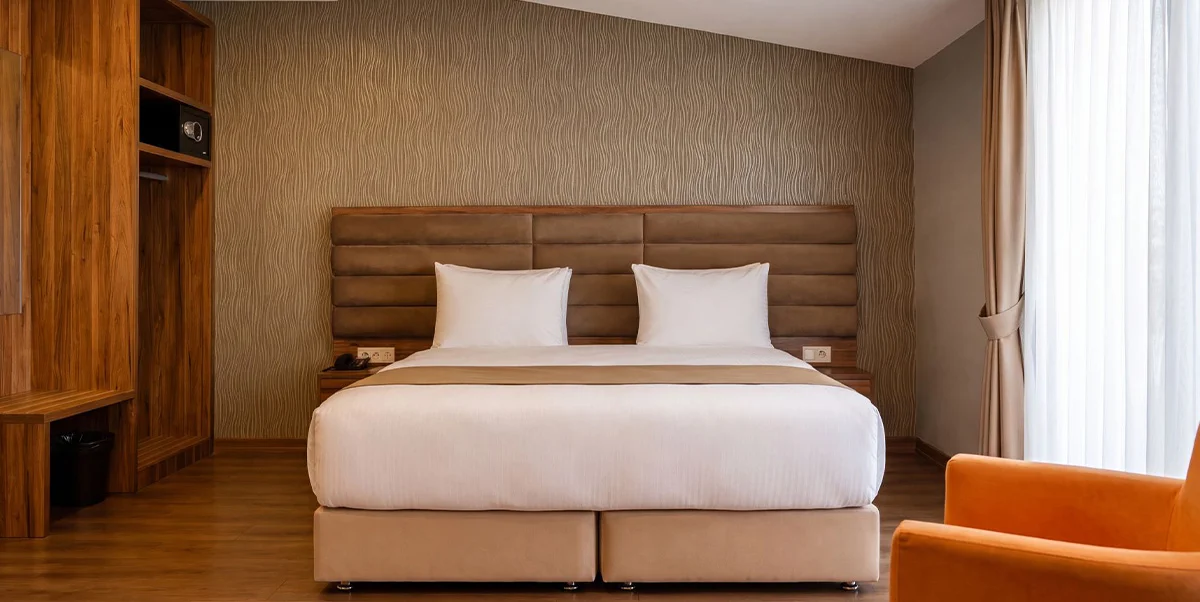DELUXE ROOM WITH QUEEN SIZE BED