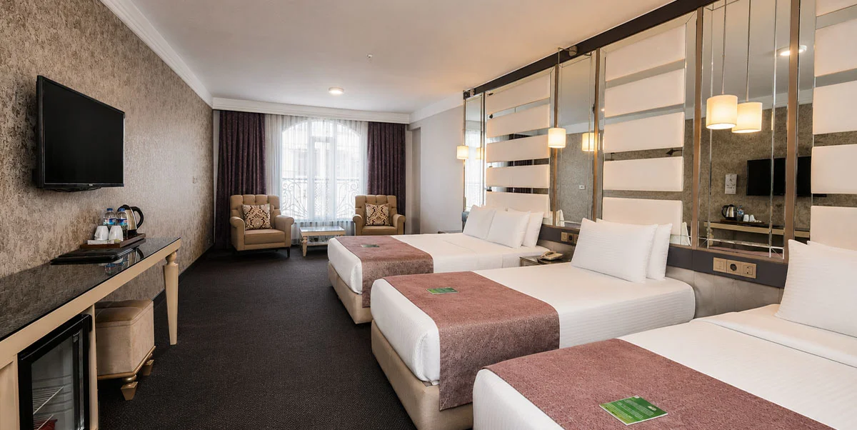 FAMILY ROOM WITH 1 KING SIZE & 2 SINGLE BEDS 