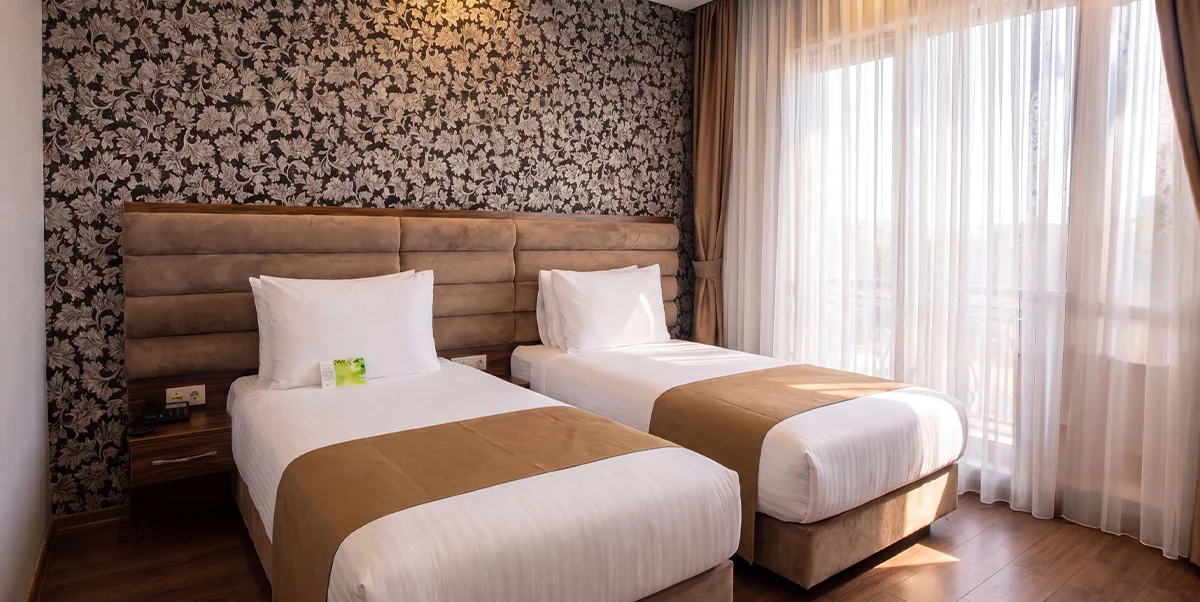 TRENDY ROOM WITH 2 SINGLE BEDS