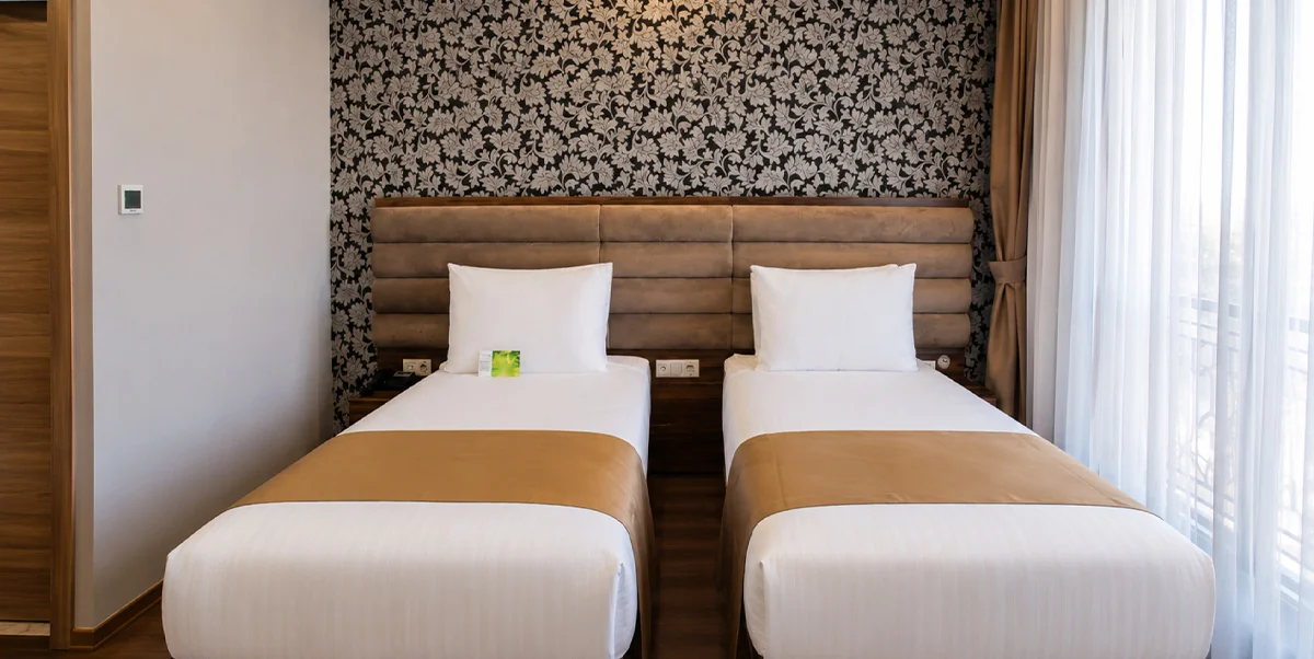 TRENDY ROOM WITH 2 SINGLE BEDS