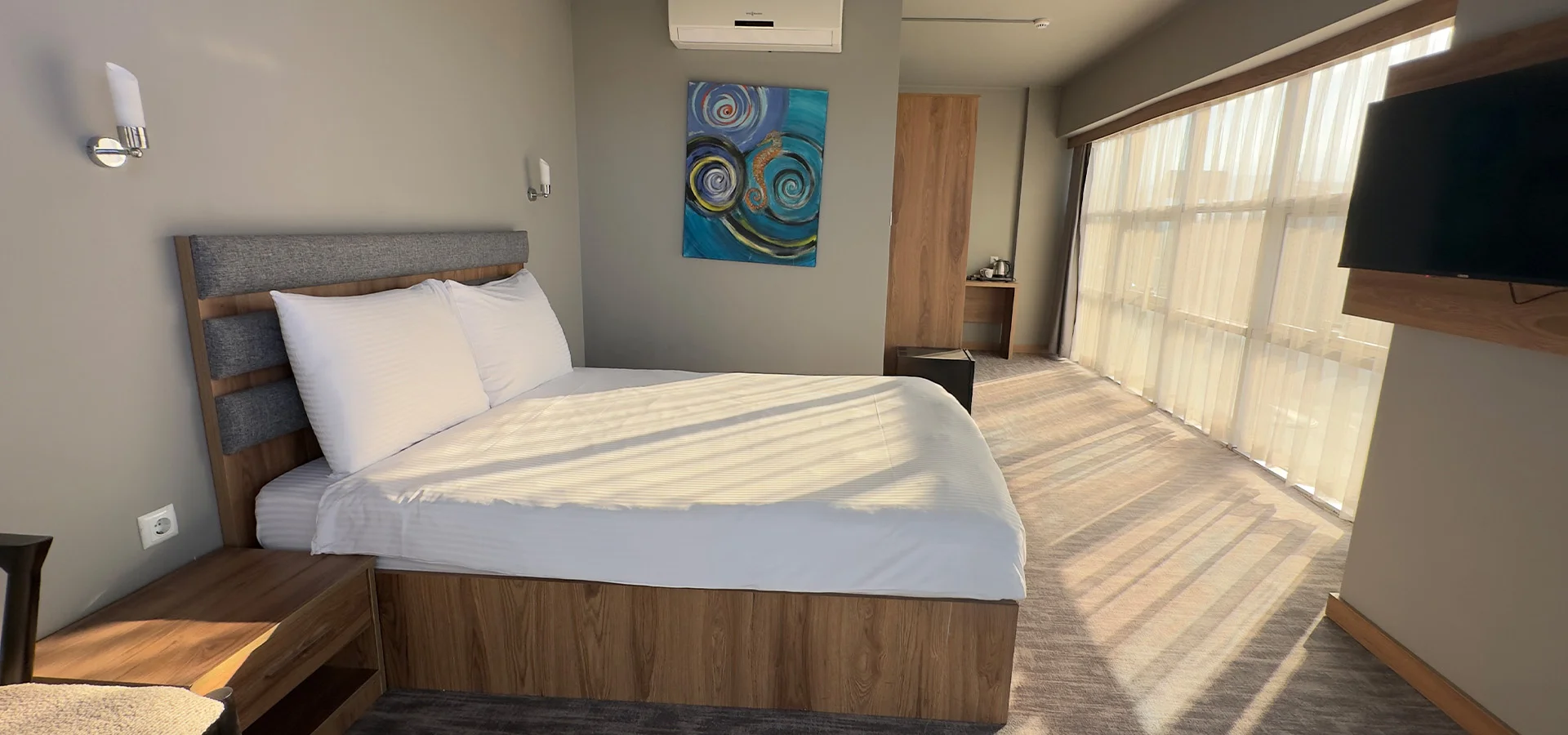 SUPERIOR ROOM WITH QUEEN SIZE BED