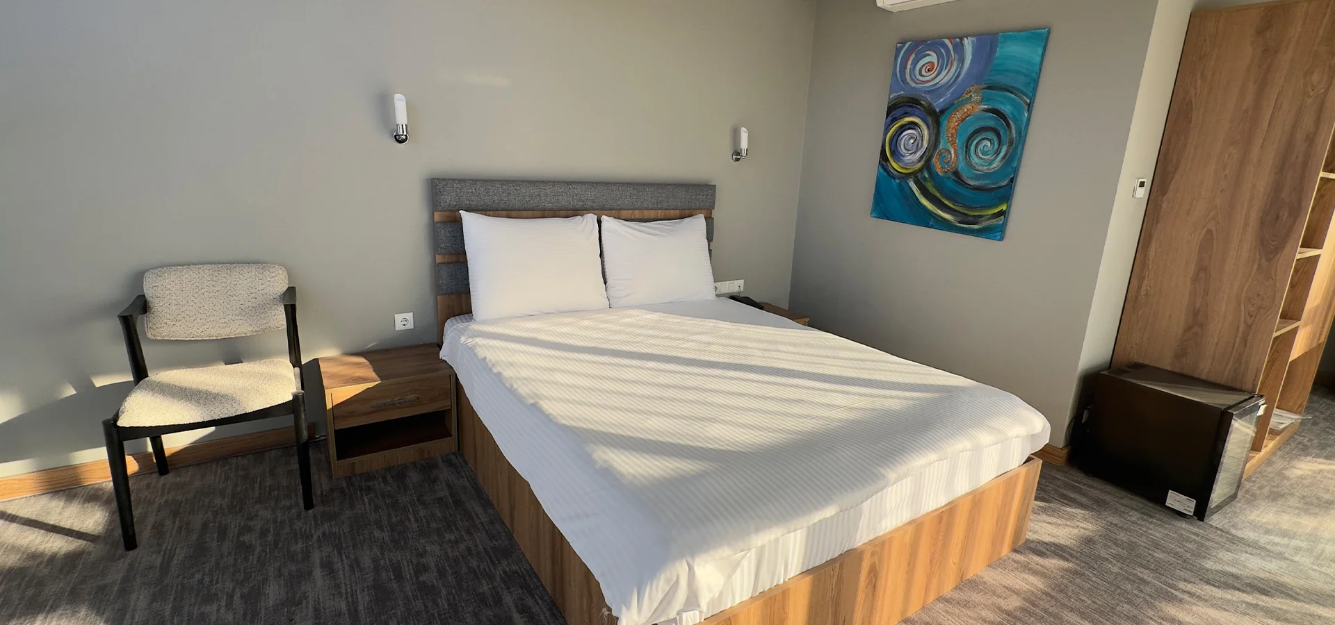 SUPERIOR ROOM WITH QUEEN SIZE BED