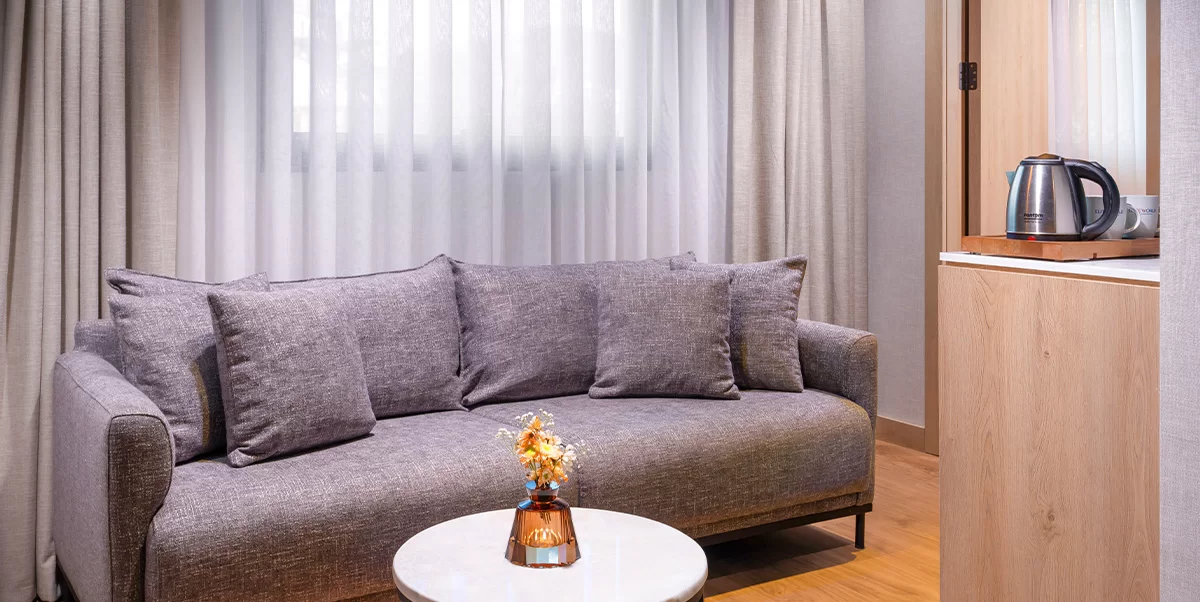 FAMILIENZIMMER MIT EINEM FRANZÖSISCHEN BETT + ZWEI EINZELBETTEN - ZWEI ZIMMER MIT MEERBLICK