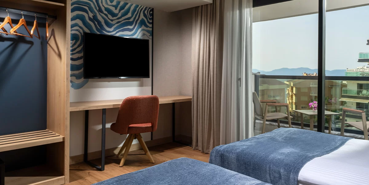 FAMILIENZIMMER MIT EINEM FRANZÖSISCHEN BETT + ZWEI EINZELBETTEN - ZWEI ZIMMER MIT MEERBLICK