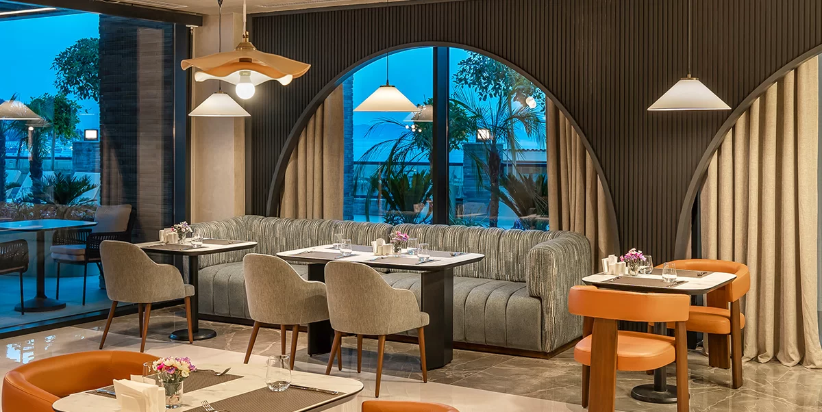 Restaurants & Bar