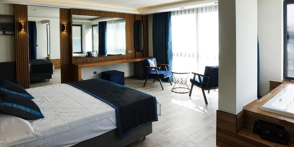 FAMILY ROOM WITH 1 KING BED + 2 SINGLE BEDS - 2 ROOM, SEA VIEW