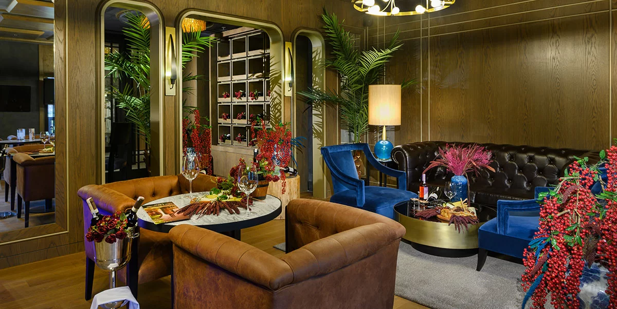 Restaurants & Bar