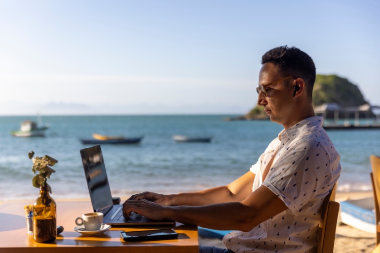 What is a Digital Nomad and What Makes This Lifestyle Attractive?