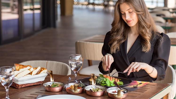 The Grill yemek yiyen bir kadın