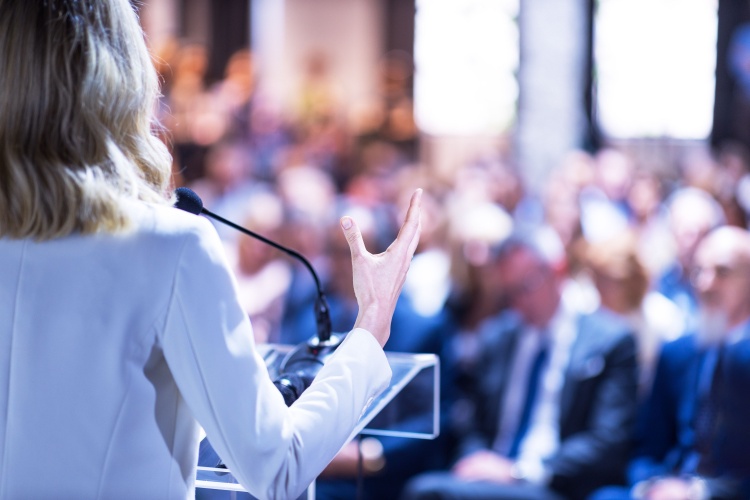 Konuşma yapan bir kadın