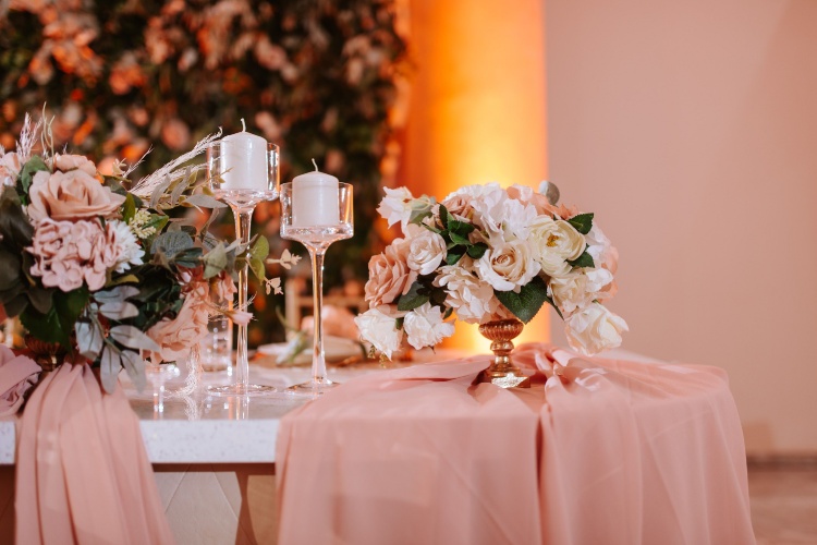 A wedding table in shades of pink