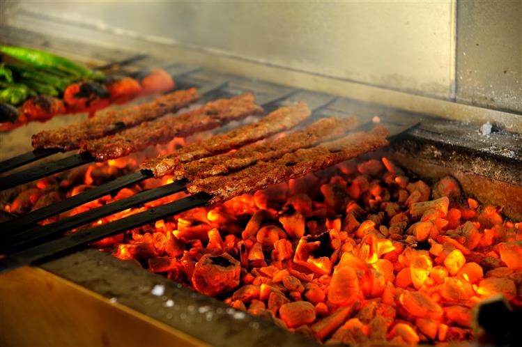 Gaziantep Sofralarının Vazgeçilmez İkilisi: Kebap ve Lahmacun